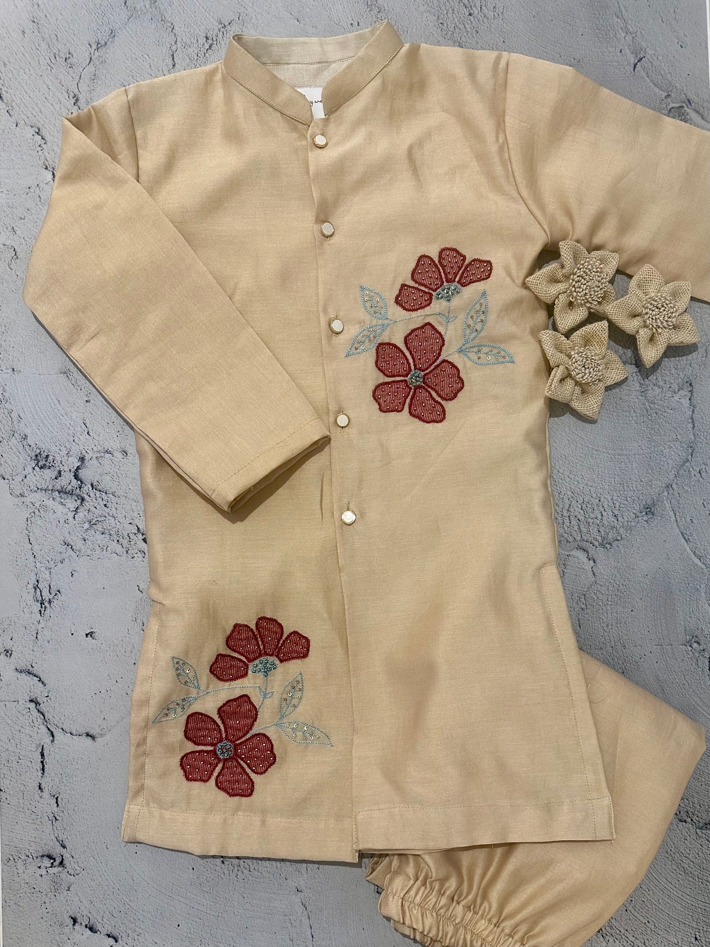 Beige blossom appliqué kurta set (5-6 years0